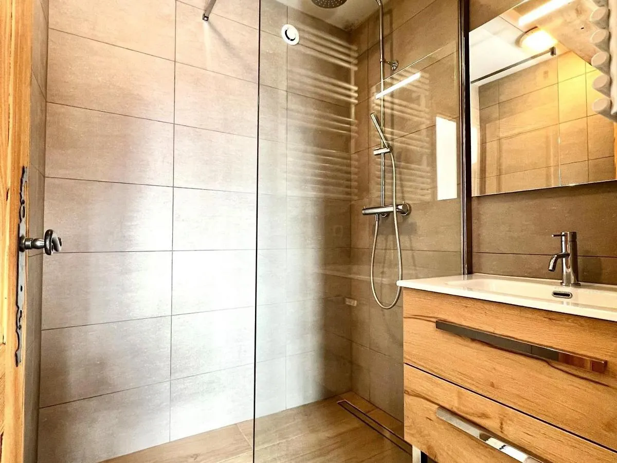 Chalet Cosy 8 Pers, Skis Aux Pieds, Balcon, Wifi, Parking - Fr-1-505-33 Notre-Dame-de-Bellecombe 0*,  France